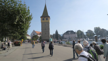 "Dieser Turm  der Mangenturm genannt, ward im XII. Jahrhundert erbaut zu Leuchte, Schutz und Trutz unseres Seehafens; ein kräftiges Wahrzeichen der ehemaligen freien Reichstadt Lindau"