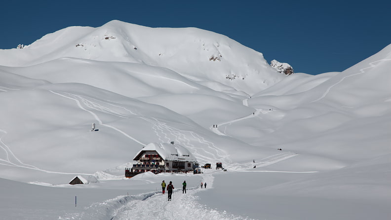 Die hübsche Senneshütte auf 2126 Meter Höhe.