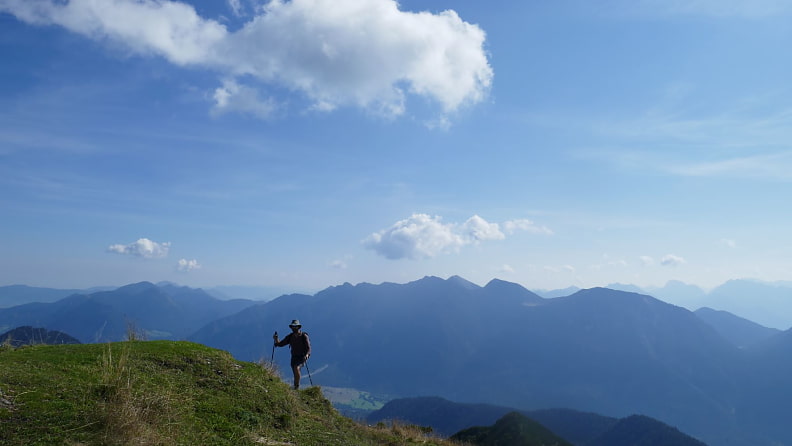 Die letzten Meter zum Gipfel, im Hintergrund das Estergebirge