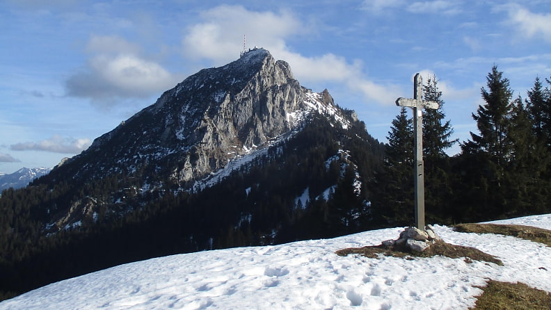 Auf dem Gipfel der 1478 Meter hohen Kirchwand, dahinter markante Wendelsteingipfel