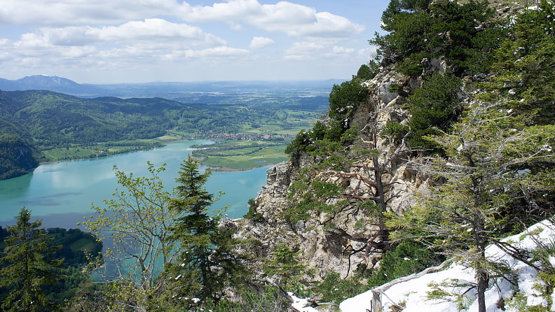 Beim Übergang zum Graseck öffnet sich immer wieder ein wunderbarer Blick auf Kochelsee und Umgebung. 