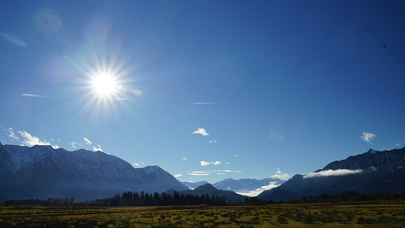 Auf dem Weg zum Langen Köchel öffnet sich ein fantastischer Blick auf das Murnauer Moos mit Estergebirge und Wetterstein.