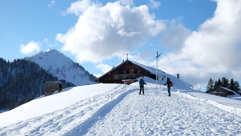 Die Aueralm in winterlicher Umgebung.