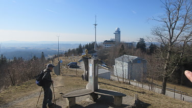 Wetterstation mit Wegeschleifenorientierung im Vordergrund