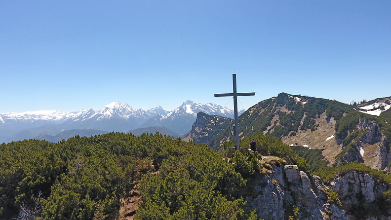 Dreisesselberg, im Hintergrund - frisch verschneit - Watzmann und Hochkalter.