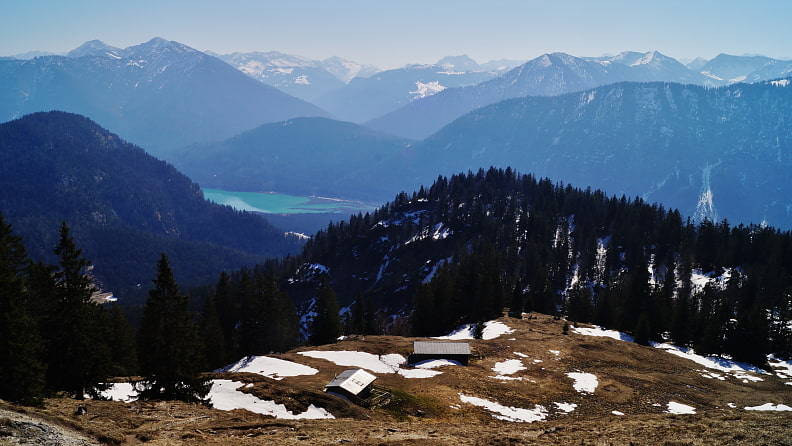 Die kleinen Almen, die Isar und dahinter das Karwendelgebirge