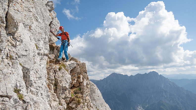 In luftiger Höhe führt der Klettersteig mitten durch die imposante Wand des Großen Buchsteins.