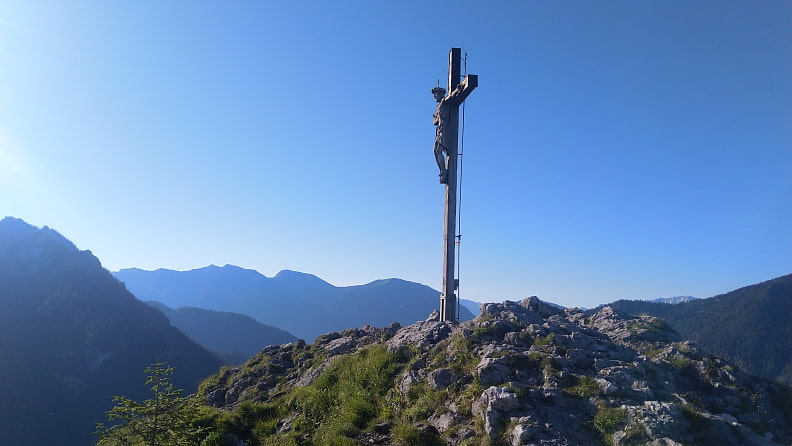 Den Kofel ziert natürlich ein Kreuz mit geschnitztem Korpus.