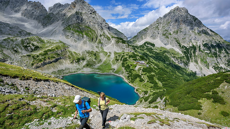 Beim Aufstieg zum Tajakopf öffnet sich der Blick auf die Coburger Hütte und den Drachensee.