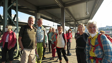 die lustige Truppe am Bahnsteig