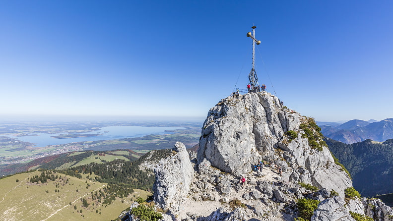 Der Kampenwand-Gipfel mit dem berühmten großen Kreuz.