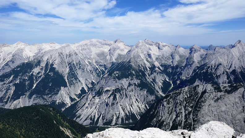 Blick vom Gipfel der Bachofenspitze in Richtung Karwendelhauptkamm mit der Birkkarspitze