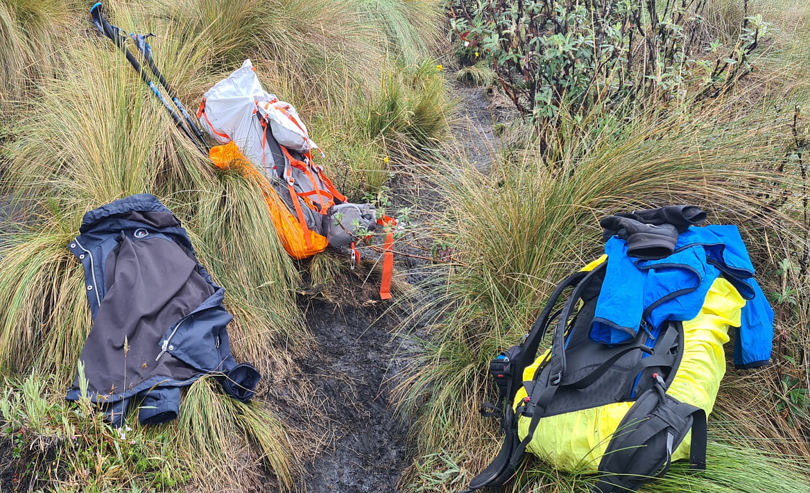 Rucksäcke im Regen und Matsch | Backpacks in rain and mud