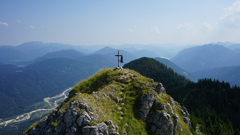 Blick vom Vorgipfel auf den Gipfel - eine Rast hat man sich nach dem durchaus mühsamen Aufstieg verdient. 