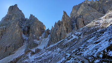 Aufstieg zur Furcella dla Roa, nordseitig wieder bei winterlichen Verhältnissen