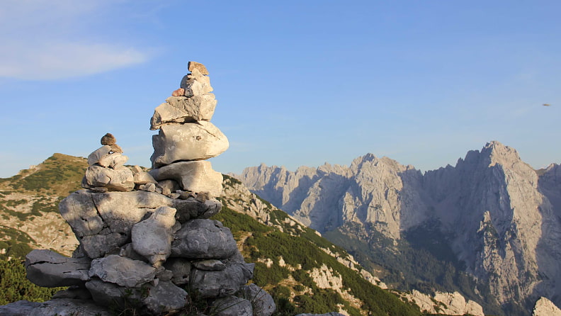 Westlich des Petersköpfls verläuft ein flacher Geländerücken in Richtung Pyramidenspitze.