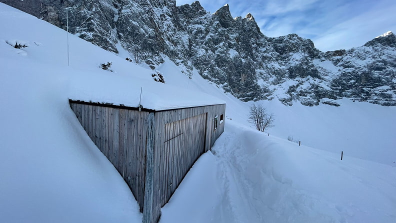 Versteckt und eingeschneit: Der neue Winterraum der Falkenhütte bietet Platz für acht Personen.