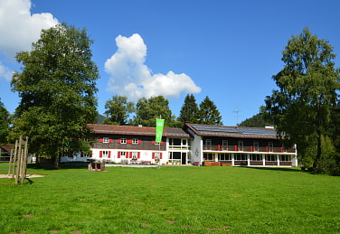 Ein Haus mit 81 Schlafplätzen in Bestlage: Im Sommer kann man direkt vom Haus aus ins Wander- und Mountainbikegebiet am Spitzingsee starten.