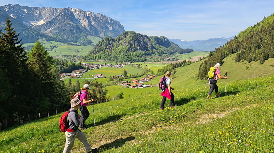 Den ganzen Tag bei ausgiebigem Sonnenschein aussichtsreich unterwegs, das Kaisergebirge immer im Blick