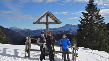 Almkreuz im Hintergrund Hohe Tauern