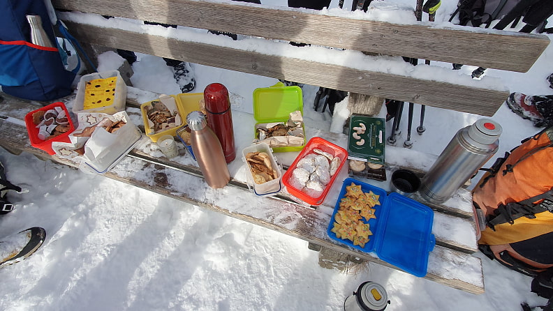 genießen wir den mitgebrachten Glühwein und die Plätzchen sowie eine Spezialität aus der Oberpfalz.