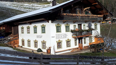 Spitzstein im Hintergrund