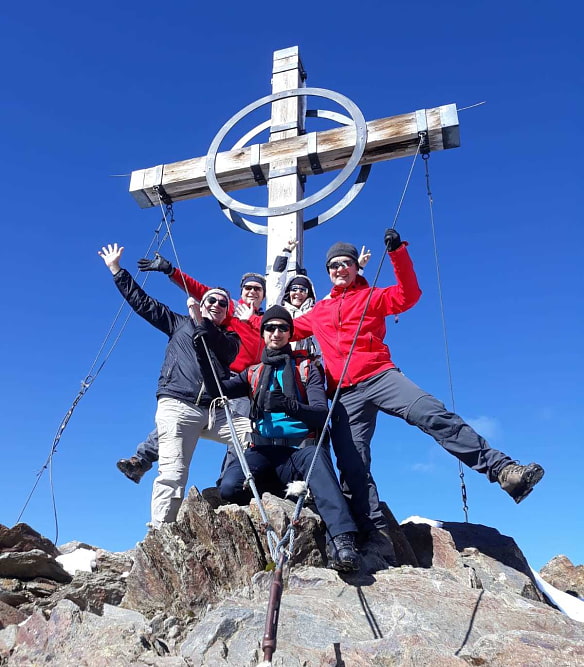 Gipfelglück gehört auch dazu: auf der Kreuzspitze (3455 m) in den Ötztaler Alpen