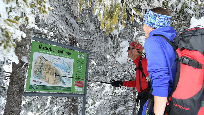 Da geht’s lang: Ein Schild oberhalb der Rauheckalm am Hirschberg weist deutlich auf die Schongebiete hin.