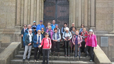 Wandergruppe vor Votivkapelle