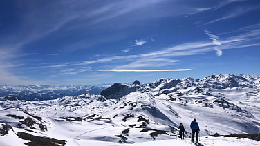 Die lange und anstrengende Skidurchquerung über das verkarstete Hochplateau des Tennengebirges bietet am 18. März 2023 alles, was das Skitourengeher-Herz von 9 HTGlern begehrt: eine faszinierende Mondlandschaft in unendlicher einsamer Weite, grandiose Ausblicke und eine rassige Pulverabfahrt durch das steile Kar „schwer“ mit kniffligen Steilstufen, die unser ganzes skifahrerische Können fordern und schwere Beine bescheren.