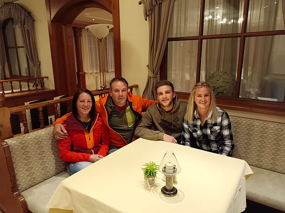 Die neuen Hüttenpächter:  Jürgen und Martina Eiter werden auch von ihrem Sohn Kevin und seine Freundin Isabell unterstütz.