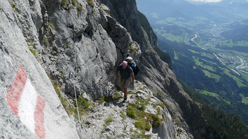 Tag 1: Von Tenneck aus führt der Hochkogelsteig über abschüssiges Felsgelände nach oben.