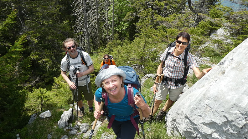 Wir besteigen den Bergkamm von Westen.