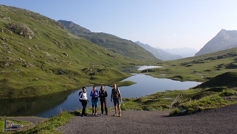 Niemand hat am Sonntag Lust, 14 km ins Tal nach Partenen zu laufen. Wir entscheiden uns für den kürzeren Abstieg zum Zeinisjoch.