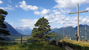 Spektakulärer weiter Ausblick loisachaufwärts am Estergebirge vorbei in den Wetterstein.