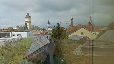 Blick vom Solardach des Museums zur Altstadt