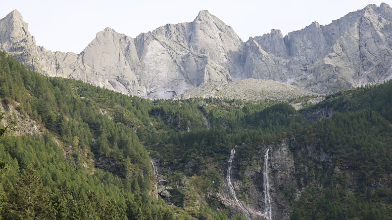 Vom Rifugio Luigi Brasca aus haben wir einen guten Blick auf den Hang, den wir hinuntergeklettert sind. Links oben ist der Passo Ligoncio zu sehen.