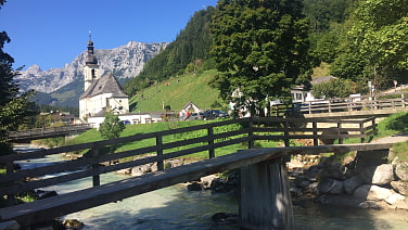 Ramsau Kirche St. Sebastian mit Holzbrücke über Ramsauer Ache