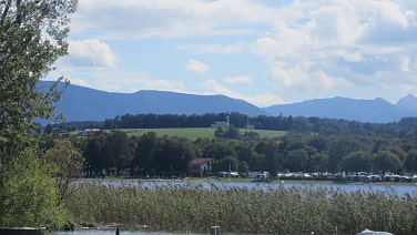Blick vom See auf die Wallfahrtskirche