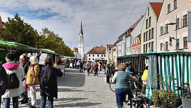 Haupthaus mit Marktbetrieb