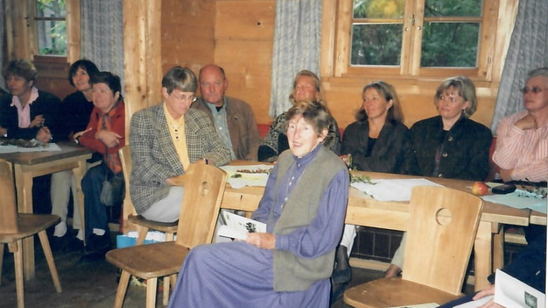 Die "Großmutter" der Jugend: Irmgard Dobler (vorne) begeisterte eine Vielzahl von jungen Bergsteigern und Bergsteigerinnen. 