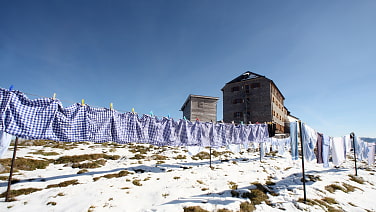 Watzmannhaus mit "bayerischen Gebetsfahnen"