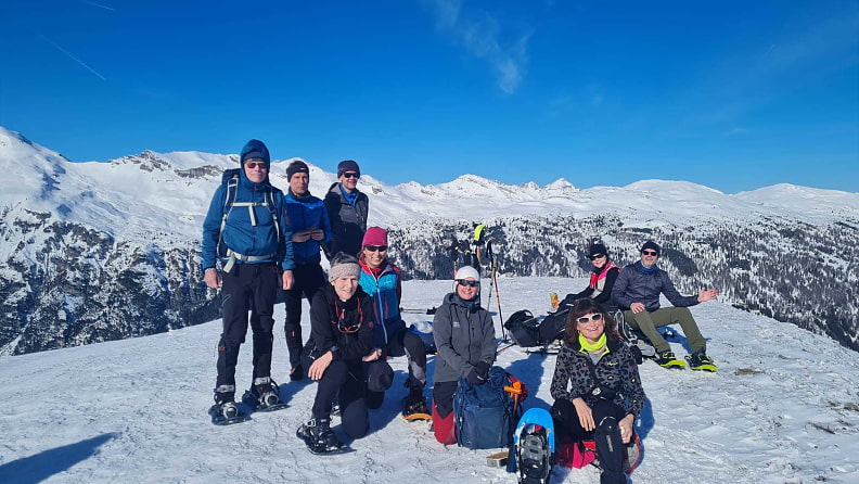 Am höchsten Punkt genossen wir die Aussicht auf die verschneiten Berge ringsum bei einer längeren Pause.