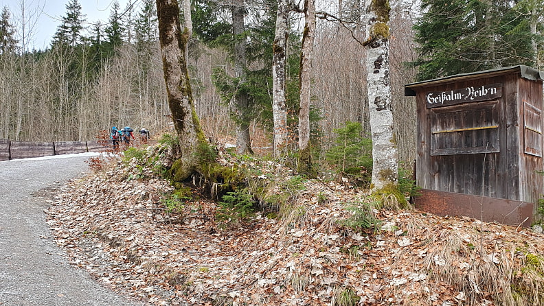 Im Tal sind die Loipen noch befahrbar. Dennoch führt unsere Tour zunächst über eine schneefreie Rodelbahn.