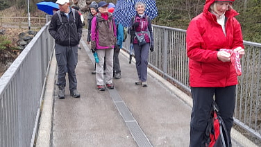 Gruppe bei Regen