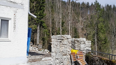 Die Bauarbeiten auf der Terrasse gehen weiter.