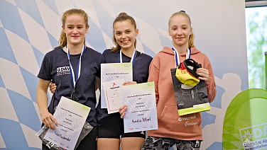 Bayerische Meisterschaft Bouldern 2024, Thalkirchen: Das Podium der C-/B-Jugend mit Alisa Strigo (Mitte) und Finia Fassbender (l.)