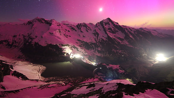 Polarlichter tanzen am 10.05.2024 am Nachthimmel vom Heinrich-Schwaiger-Haus
