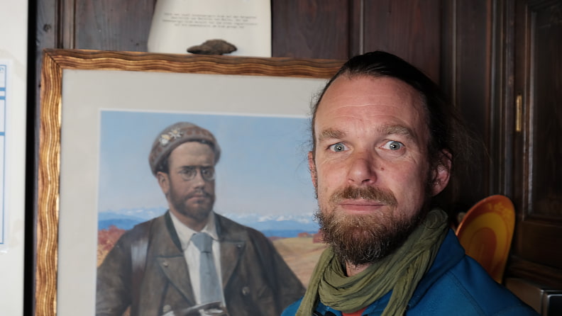 Damals und heute: Wetterdiensttechniker Julian Merker (re.) und sein Ur-Vorgänger, Josef Enzensperger.