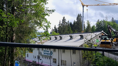Das DAV Haus Spitzingsee von der Straße aus gesehen